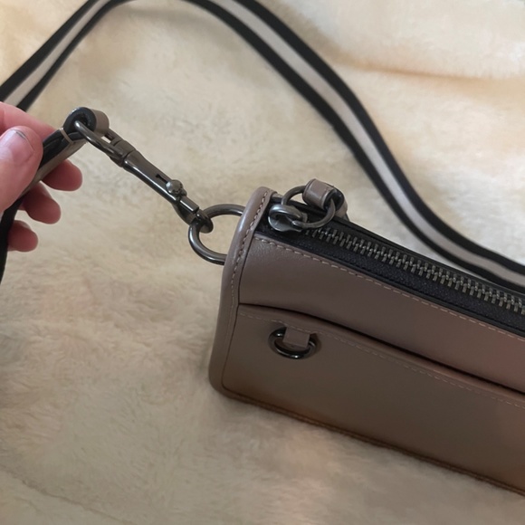 Coach crossbody - Picture 2 of 3